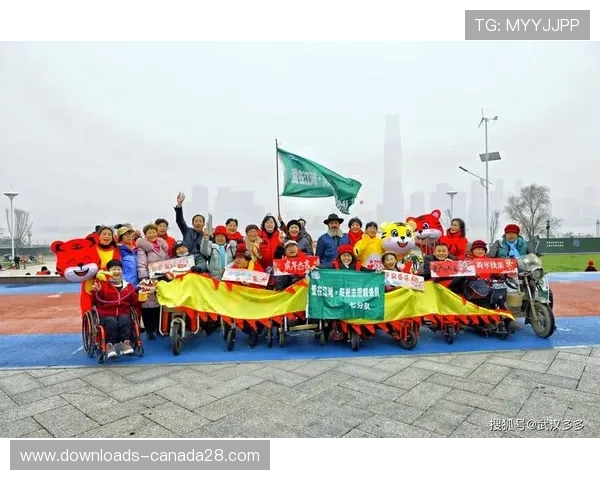 雨停间隙球员自发练球，志愿者紧急维护红土场地
